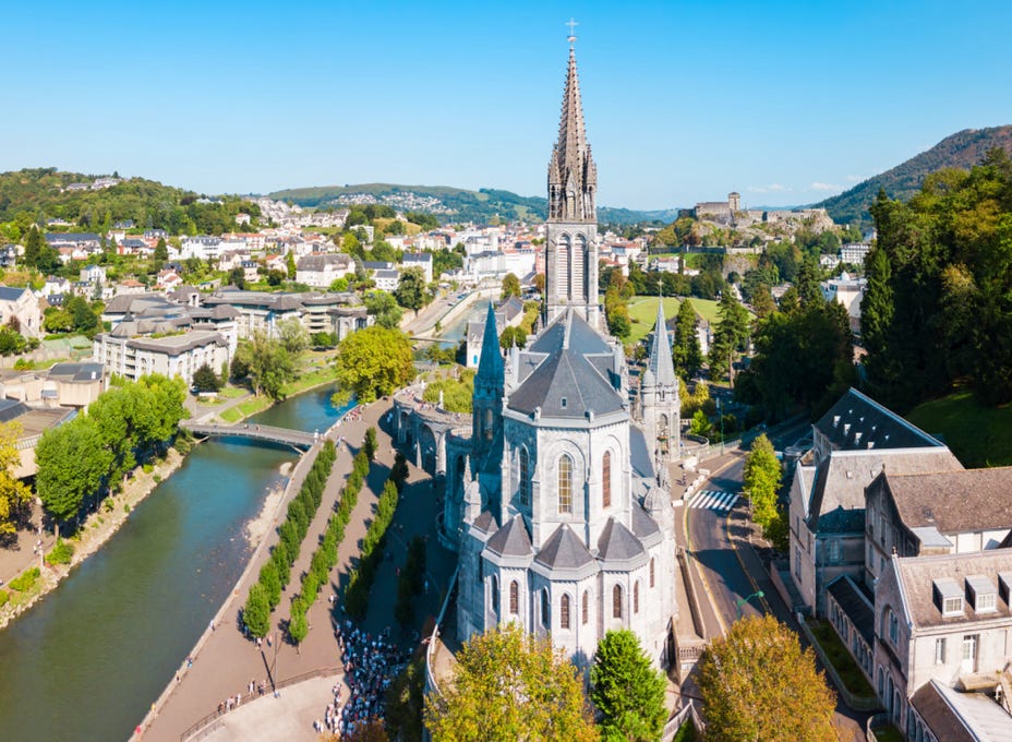 Zweimal im Jahr bietet der Deutsche Lourdes Verein Flugwallfahrten nach Lourdes an.