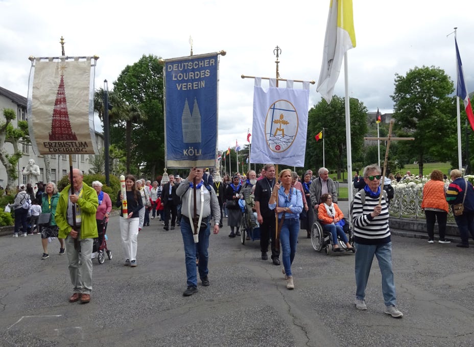 Zweimal im Jahr bietet der Deutsche Lourdes Verein Flugwallfahrten nach Lourdes an.